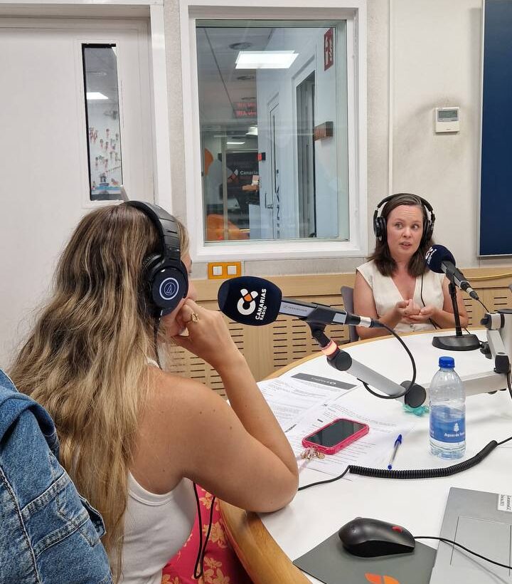 Mónica Lorenzo en Radio Televisión Canaria dando visibilidad a la Micropigmentación en Canarias