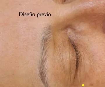 Diseño previo de cejas a mano alzada antes de pigmentar