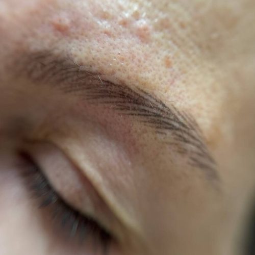 micrpigmentacion cejas pelo a pelo en señora mayor un año después
